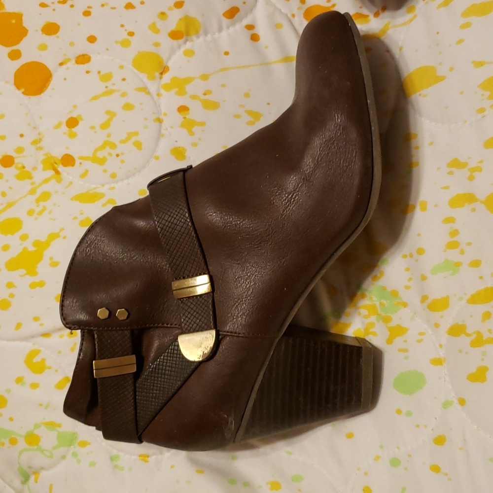 Unlisted Size 8 Brown dress boots. Flaw on metal clip barely noticeable. Used.